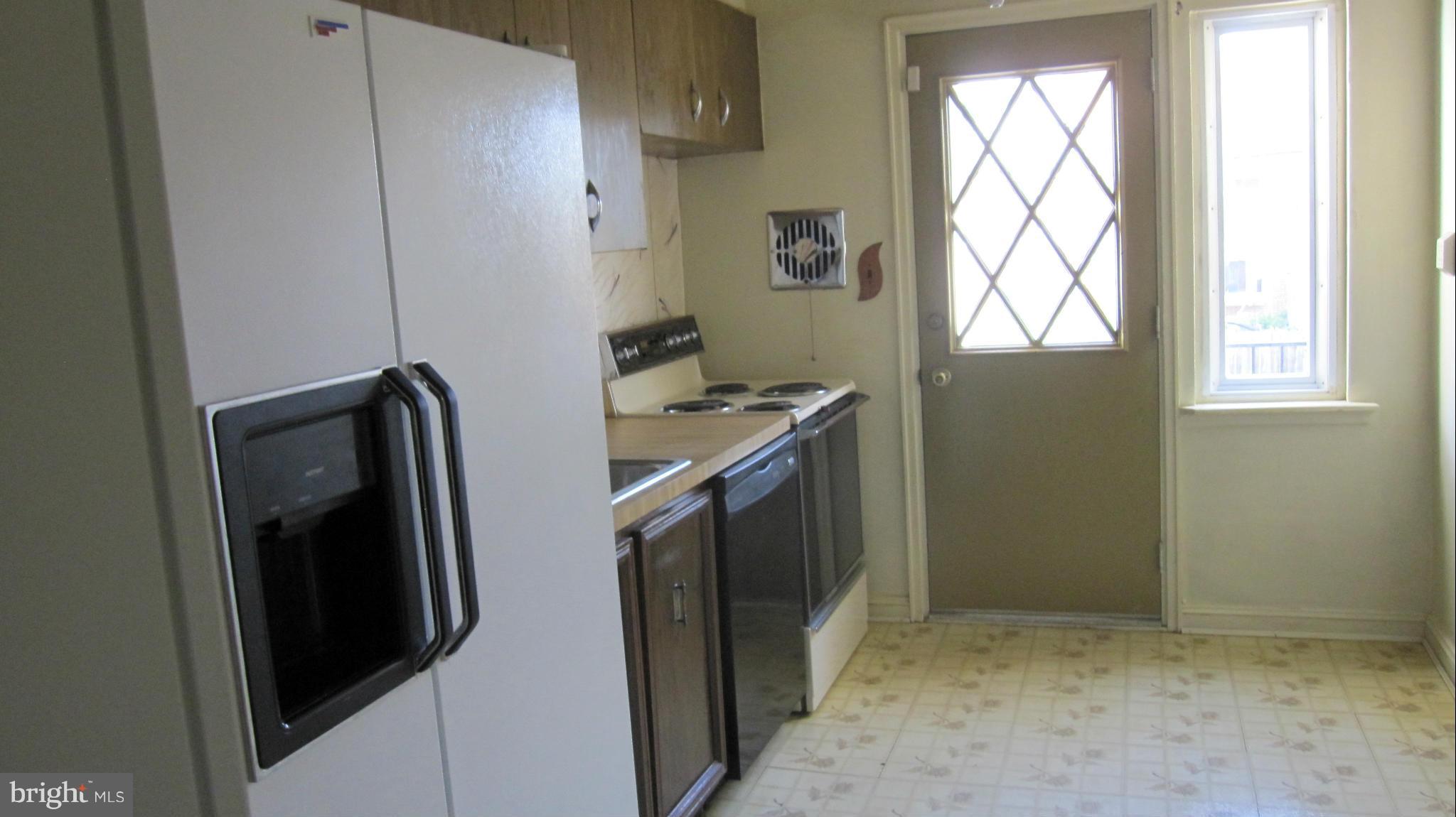 1710 Heathfield Road Baltimore, MD 21239 - Photo 8 of 28 Kitchen