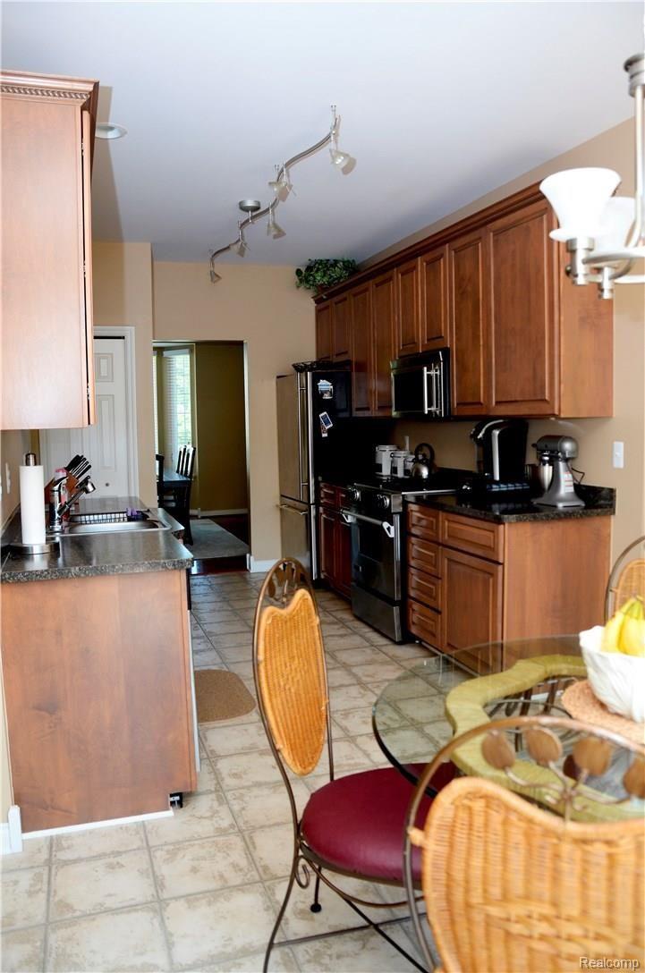 233 Grace Avenue Rochester, MI 48307 - Photo 12 of 31 17 (1).jpg