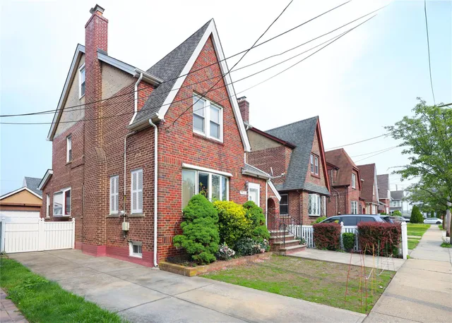 $828,000 | 95-15 243rd Street, Floral Park, NY 11001