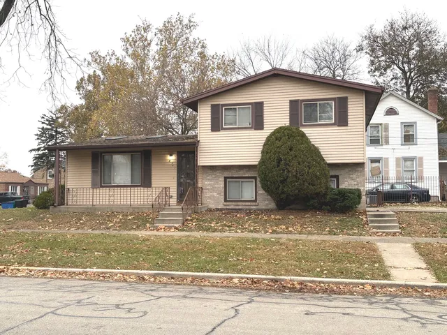 $259,900 | 2347 South 17th Avenue, Broadview, IL 60155