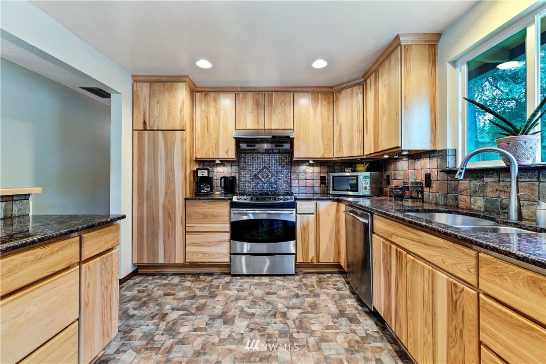503 240th Street Southeast Bothell, WA 98021 - Photo 9 of 33