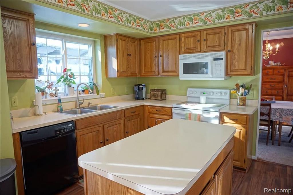 424 Ivy Wood Court Rochester Hills, MI 48307 - Photo 9 of 27