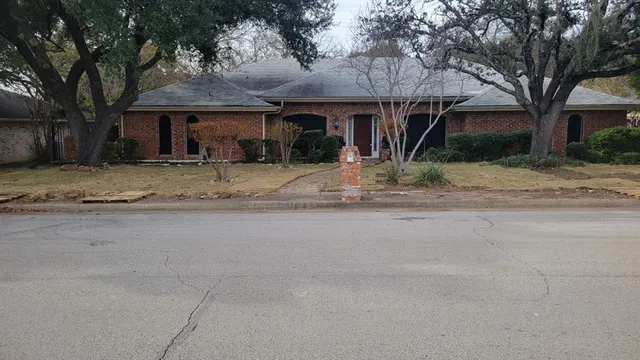 $399,000 | 1333 Thunderbrook Drive, DeSoto, TX 75115