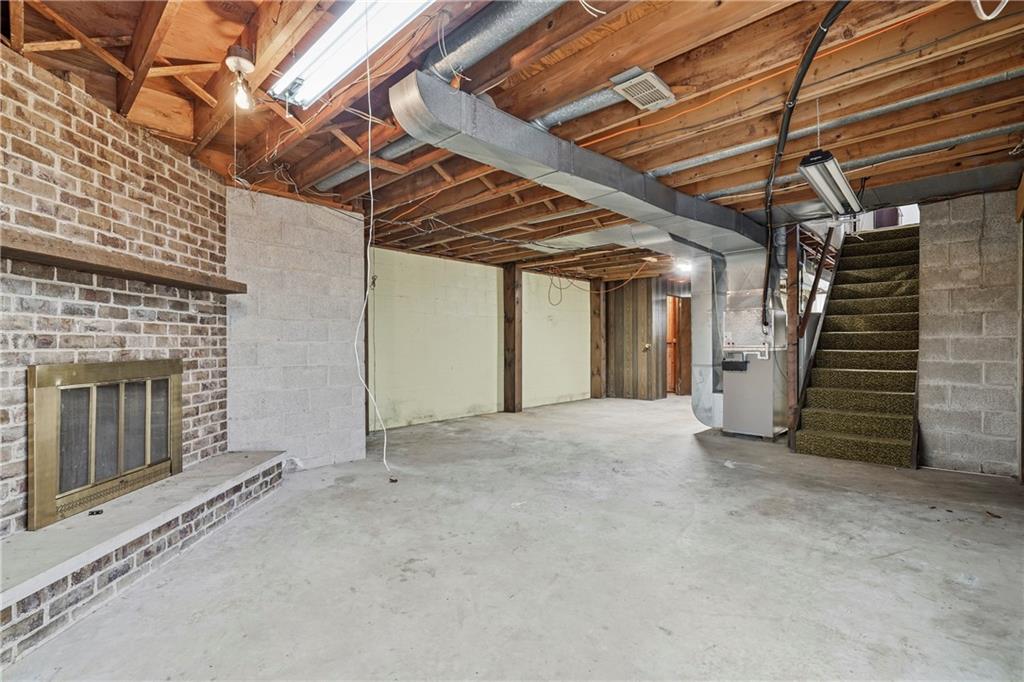 120 Grandview Drive Freeport, PA 16229 - Photo 35 of 40 a view of an empty room with stairs