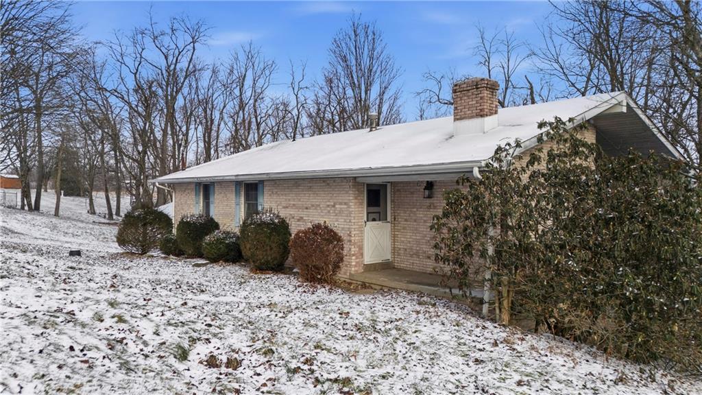 120 Grandview Drive Freeport, PA 16229 - Photo 4 of 40 a front view of a house with a yard