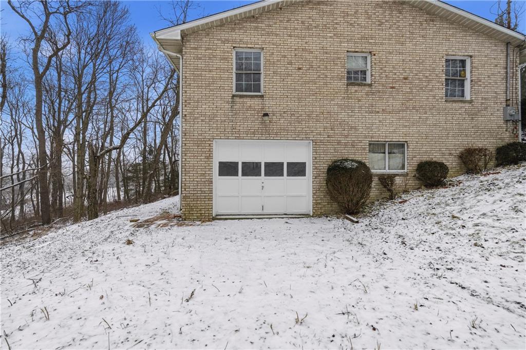 120 Grandview Drive Freeport, PA 16229 - Photo 7 of 40 a front view of a house with a yard