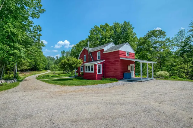 $824,900 | 33 Roberts Road, Center Conway, NH 03813