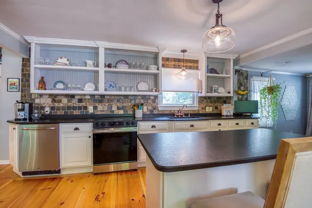 $824,900 | 33 Roberts Road, Center Conway, NH 03813