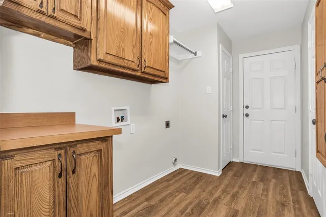 a view of empty room with window