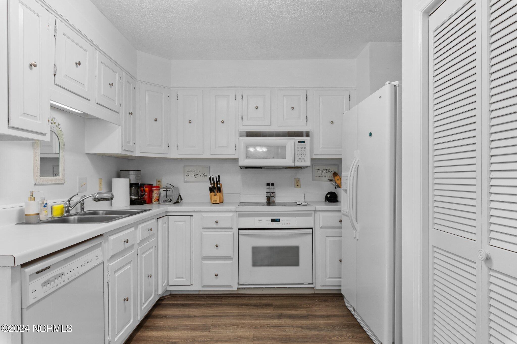 6 Canter Place Pinehurst, NC 28374 - Photo 8 of 29 Kitchen with All White Appliances