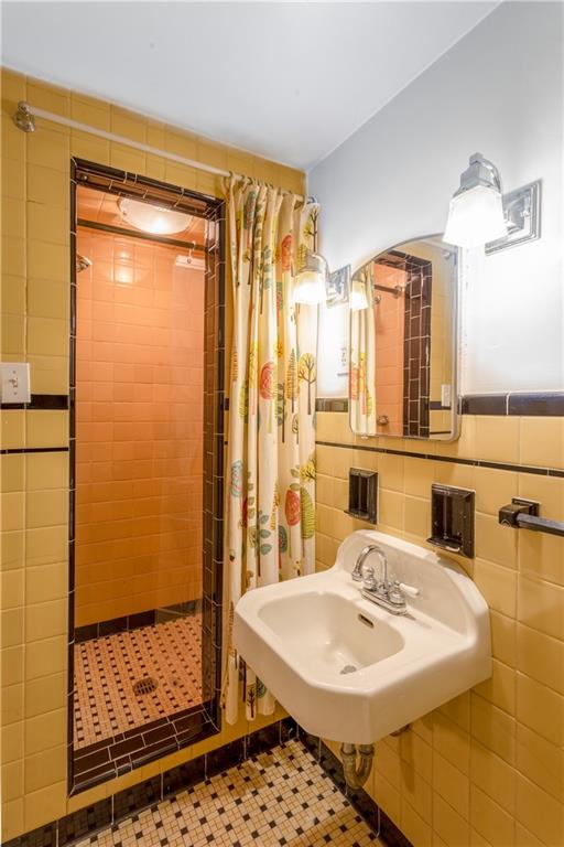 418 Sangree Road Pittsburgh, PA 15237 - Photo 22 of 24 Second Floor Bathroom