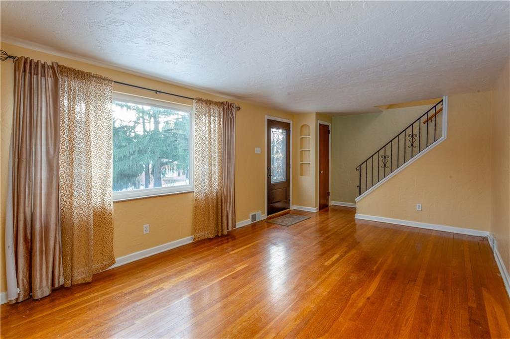 418 Sangree Road Pittsburgh, PA 15237 - Photo 6 of 24 Living Room