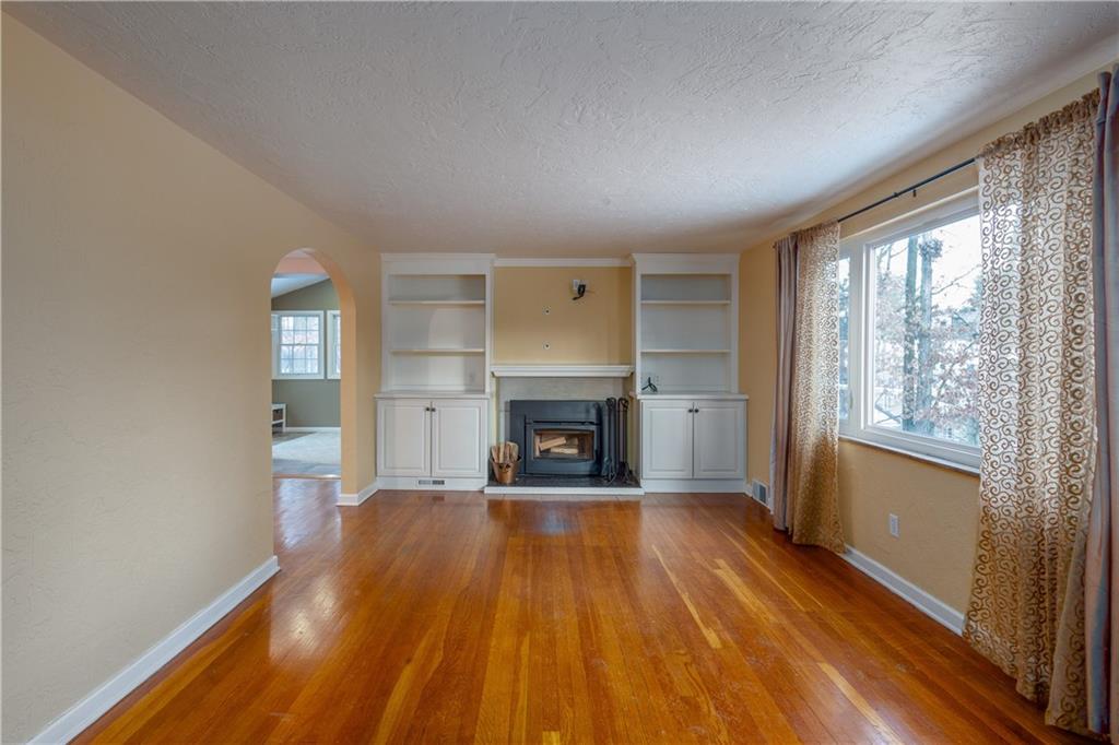 418 Sangree Road Pittsburgh, PA 15237 - Photo 7 of 24 Living Room