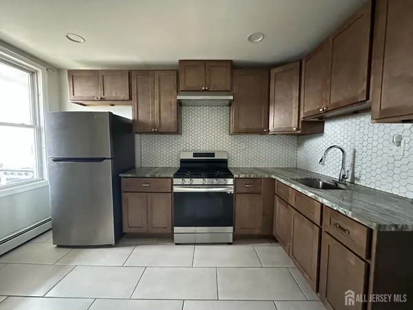 $2,500 | 159 Lewis Street, Unit 2, Perth Amboy, NJ 08861