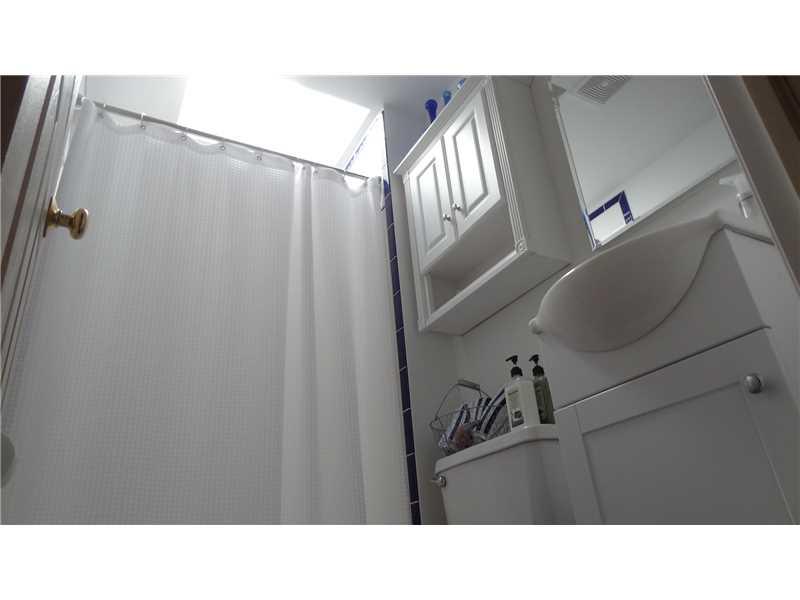 118 Wyngate Road Coraopolis, PA 15108 - Photo 13 of 25 Master Bath/Spa.