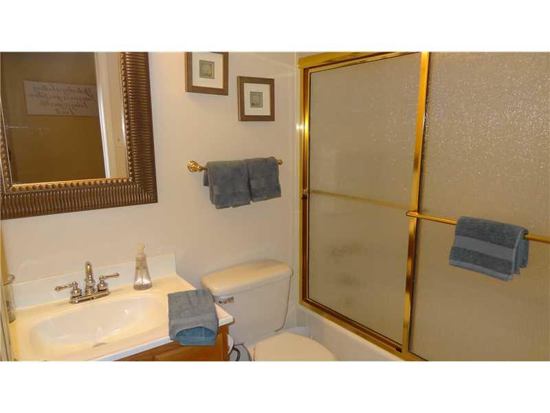 118 Wyngate Road Coraopolis, PA 15108 - Photo 14 of 25 Full Bath.