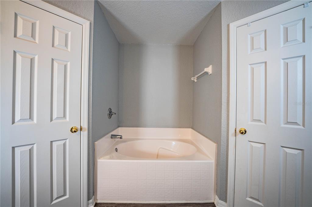 233 Towhee Road Winter Haven, FL 33881 - Photo 47 of 87 a bathroom with a bathtub