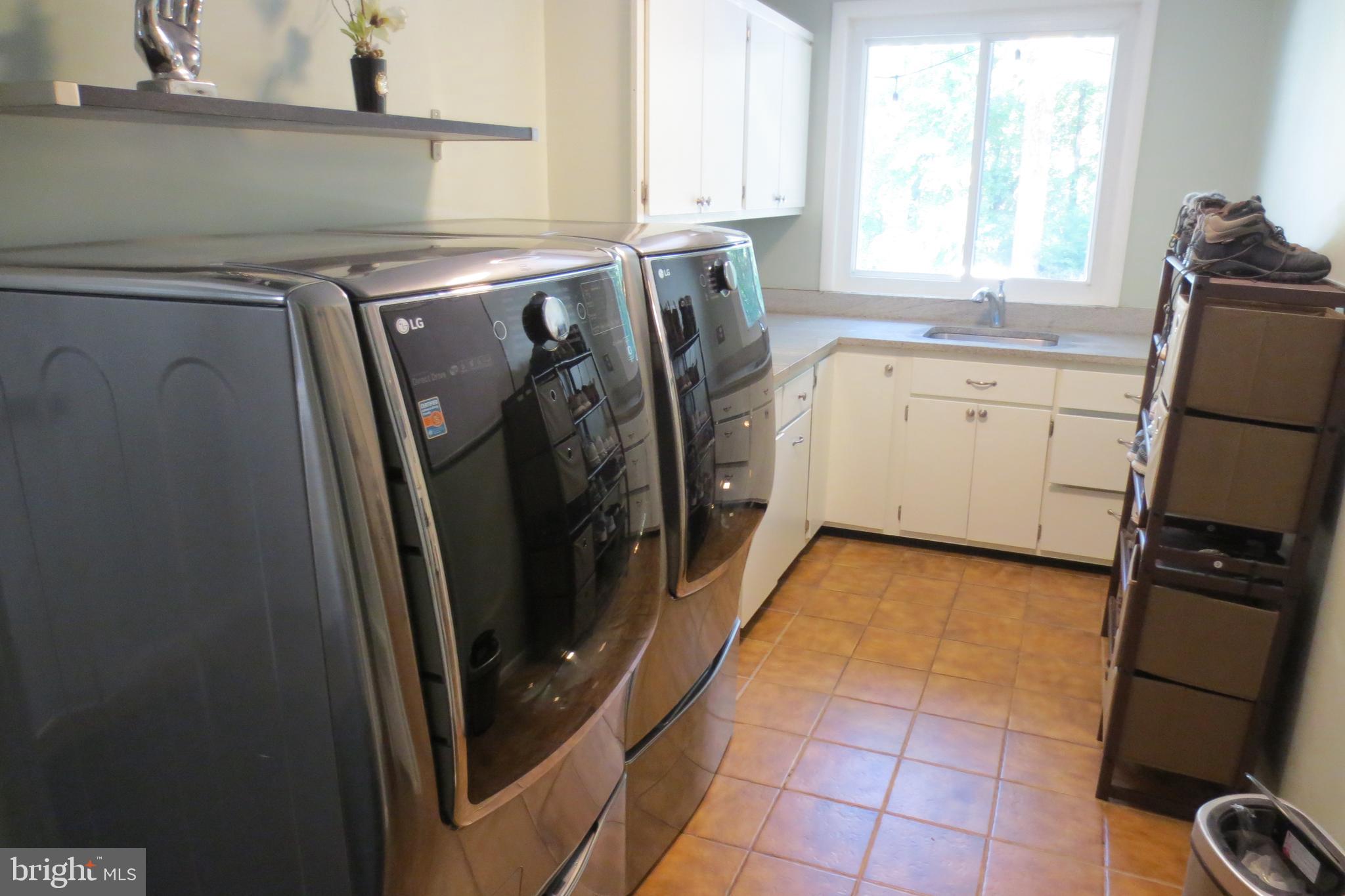 14701 Poplar Hill Road Germantown, MD 20874 - Photo 33 of 108 Laundry Room View