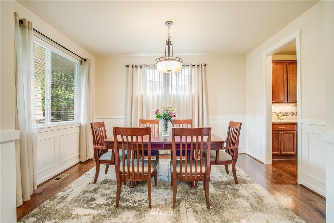 2516 Edmonds Avenue Northeast Renton, WA 98056 - Photo 4 of 25 Gallery Image 4