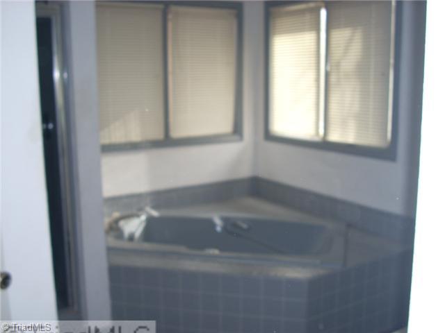 617 McGregor Road Winston-Salem, NC 27103 - Photo 7 of 8 Master Bath/Spa.