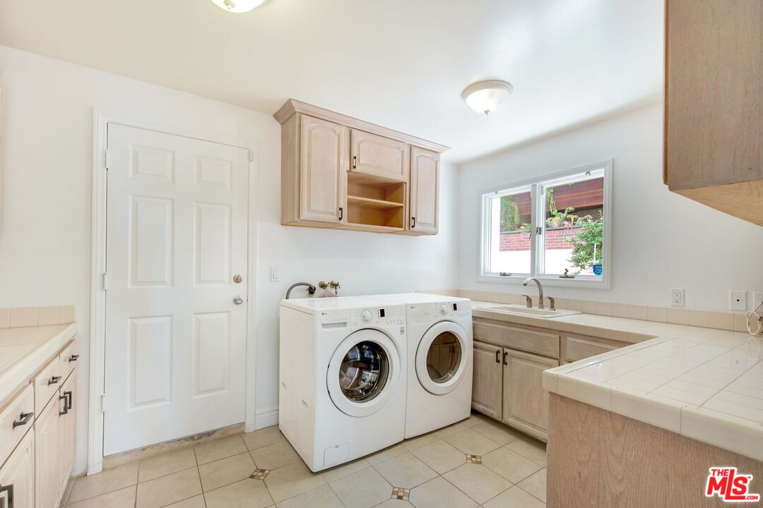 217 Fowling Street Playa del Rey, CA 90293 - Photo 49 of 51 a utility room with sink dryer and washer