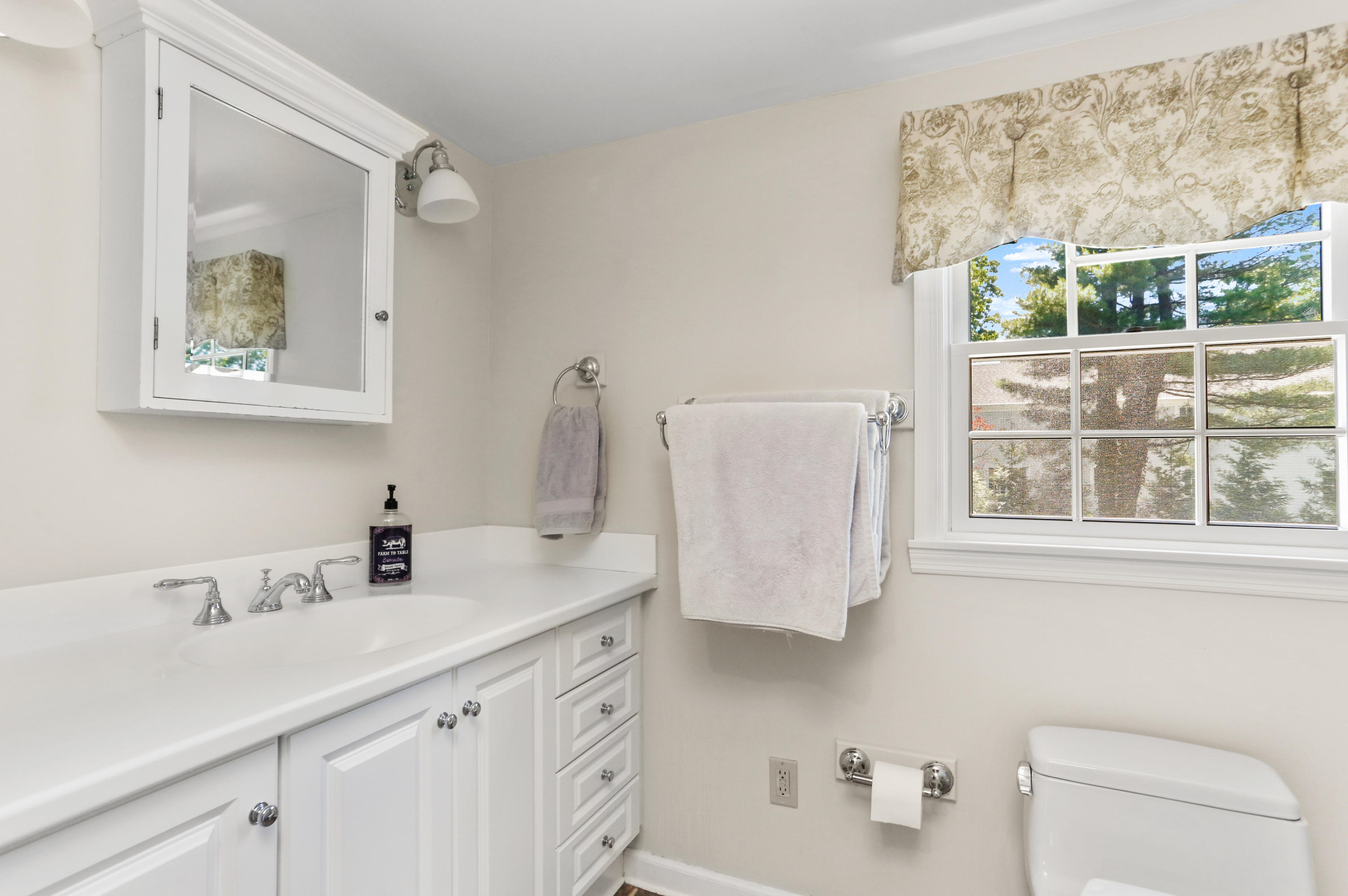 68 Brooks Road New Canaan, CT 06840 - Photo 26 of 32 hallbath