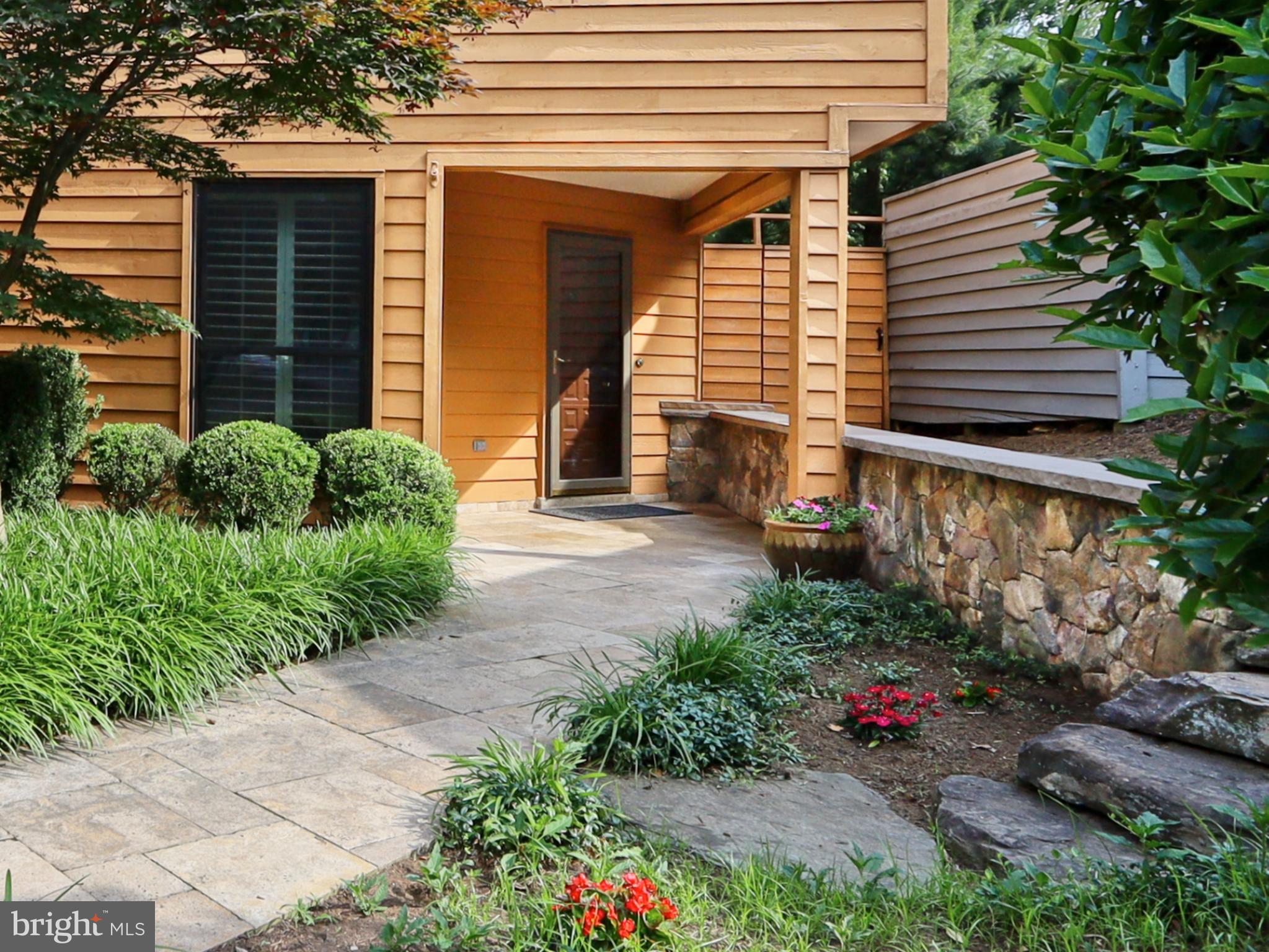 11037 Solaridge Drive Reston, VA 20191 - Photo 2 of 45 Extensive hardscape