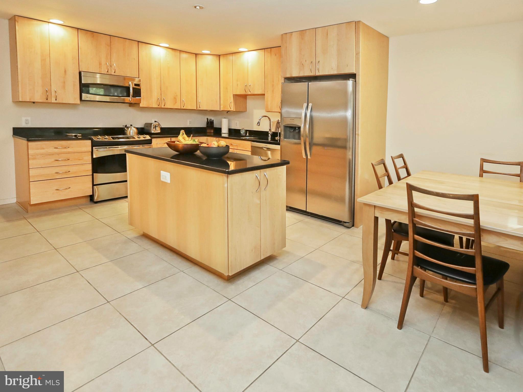 11037 Solaridge Drive Reston, VA 20191 - Photo 10 of 45 Breakfast space in kitchen