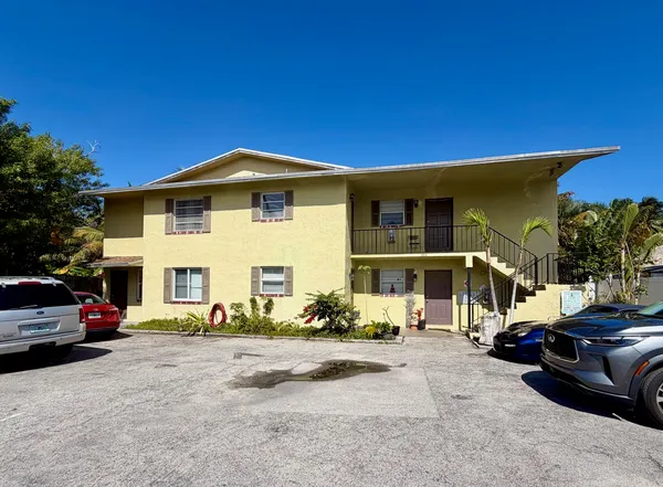 $1,900 | 5811 Northeast 14th Road, Unit 4, Fort Lauderdale, FL 33334