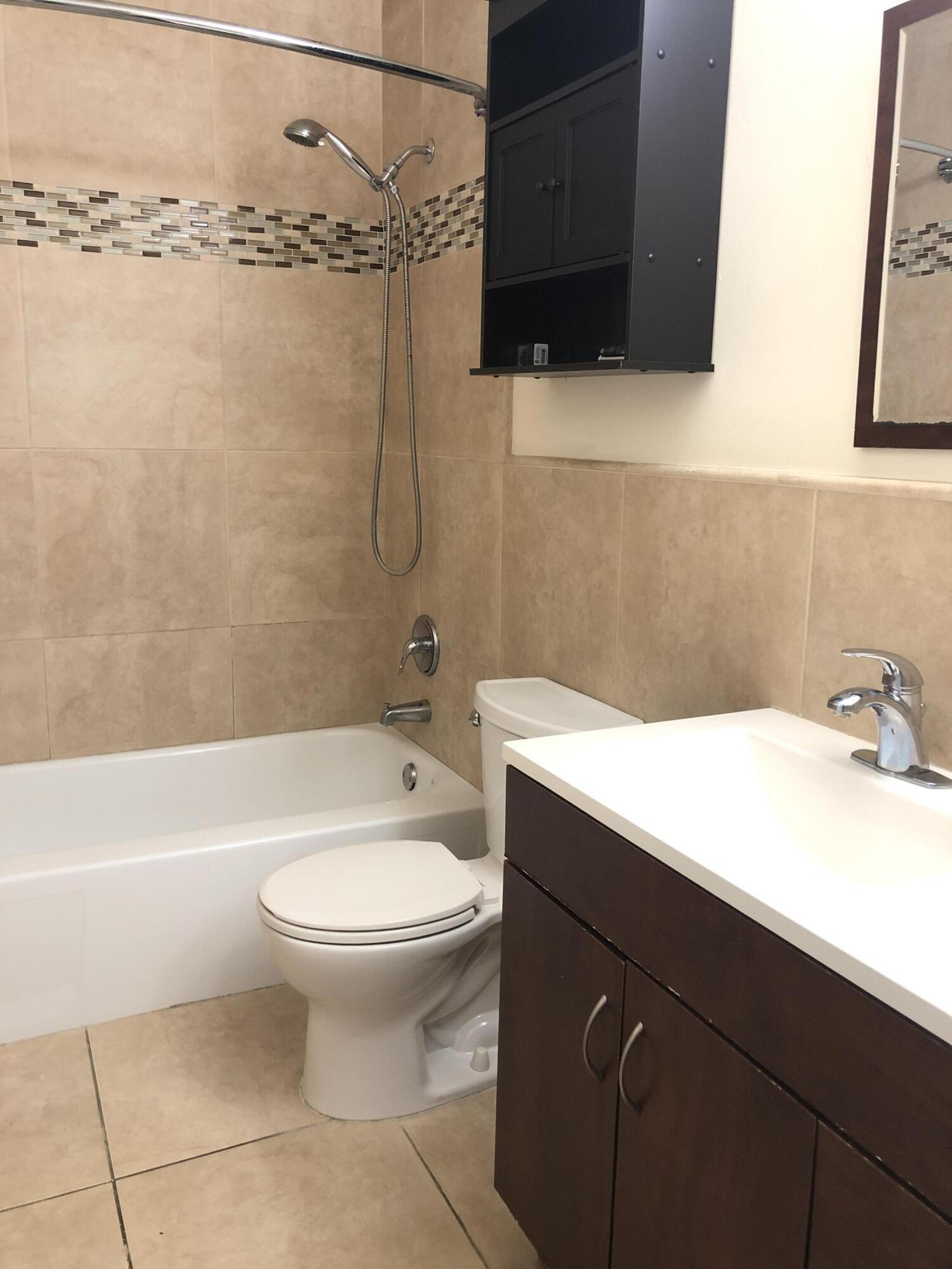 5811 Northeast 14th Road, Unit 4 Fort Lauderdale, FL 33334 - Photo 17 of 29 IMG_9466