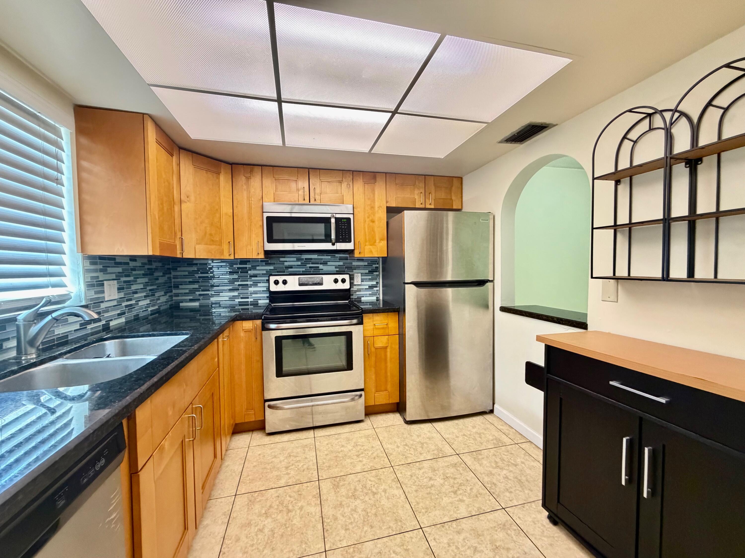 5811 Northeast 14th Road, Unit 4 Fort Lauderdale, FL 33334 - Photo 2 of 29 IMG_6202