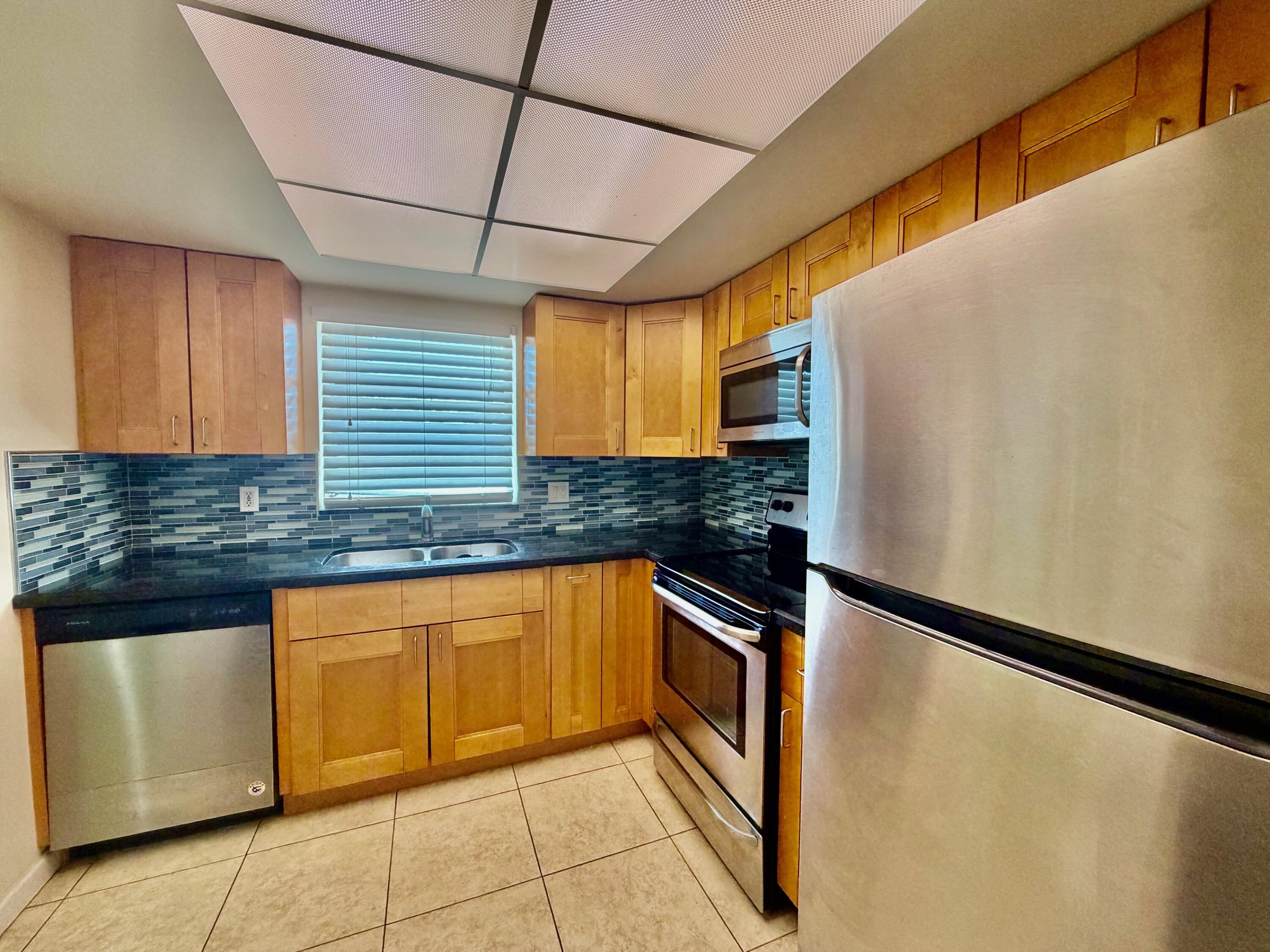 5811 Northeast 14th Road, Unit 4 Fort Lauderdale, FL 33334 - Photo 3 of 29 IMG_6203