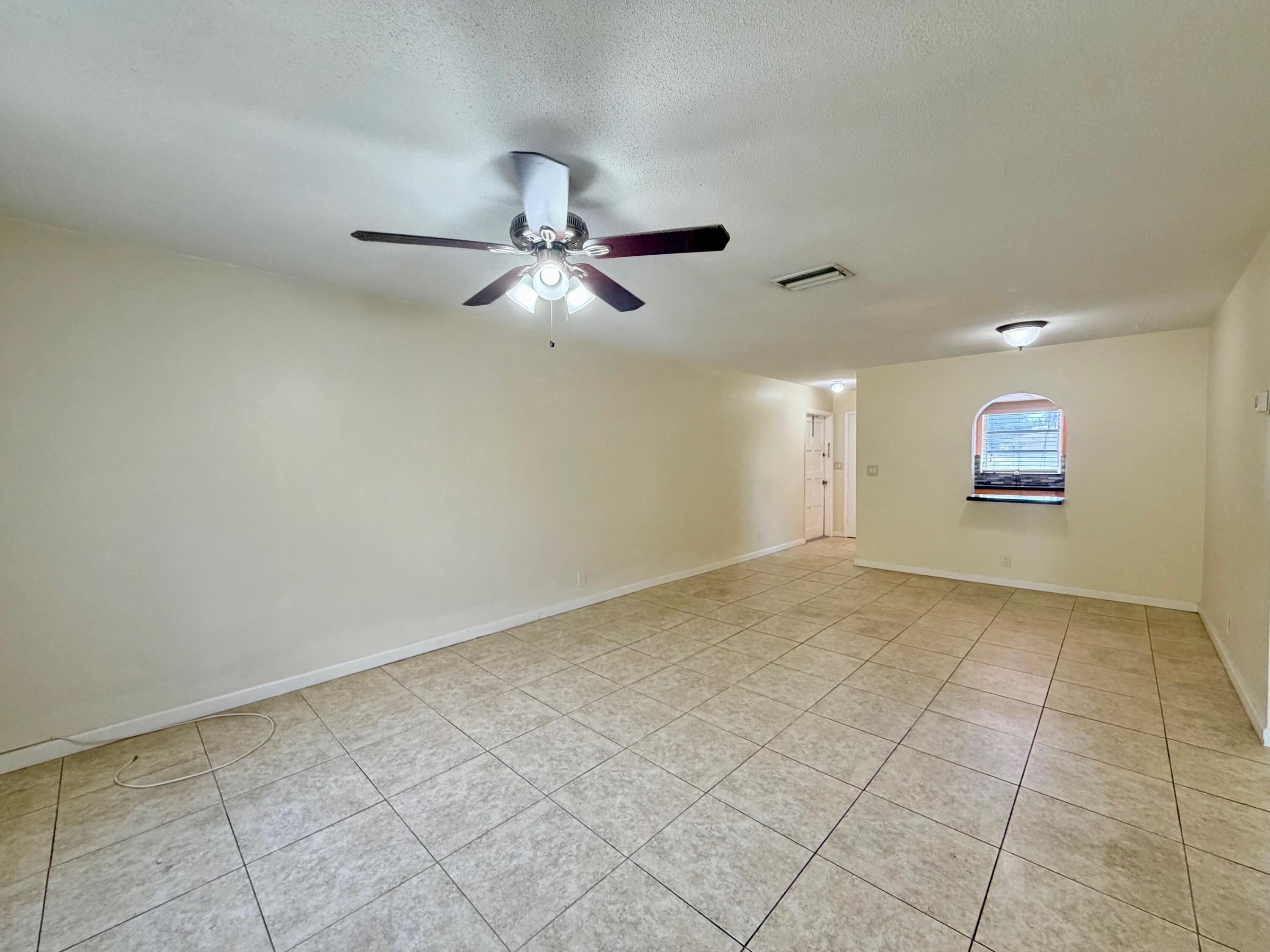 5811 Northeast 14th Road, Unit 4 Fort Lauderdale, FL 33334 - Photo 5 of 29 IMG_6195