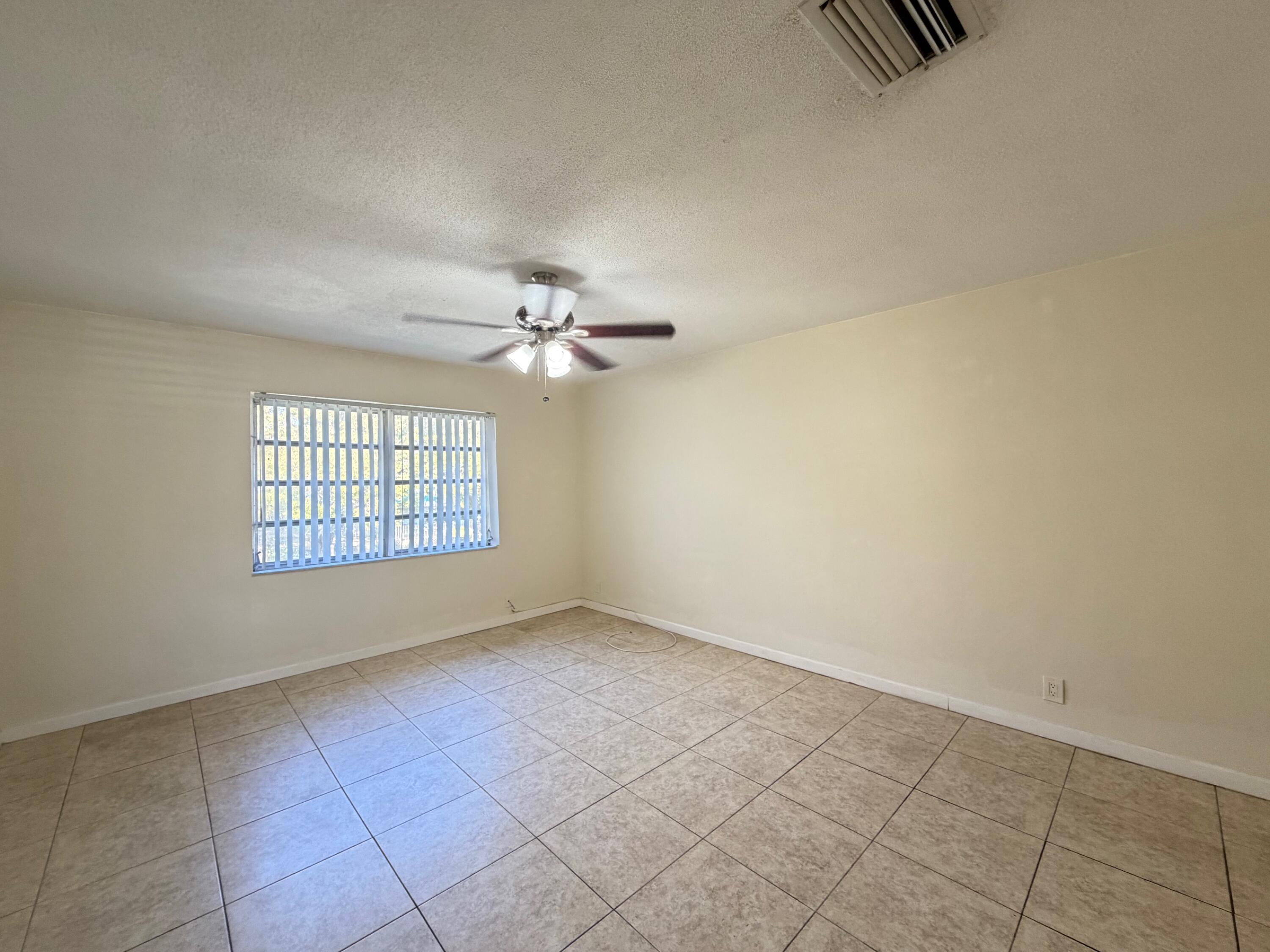 5811 Northeast 14th Road, Unit 4 Fort Lauderdale, FL 33334 - Photo 7 of 29 IMG_6192