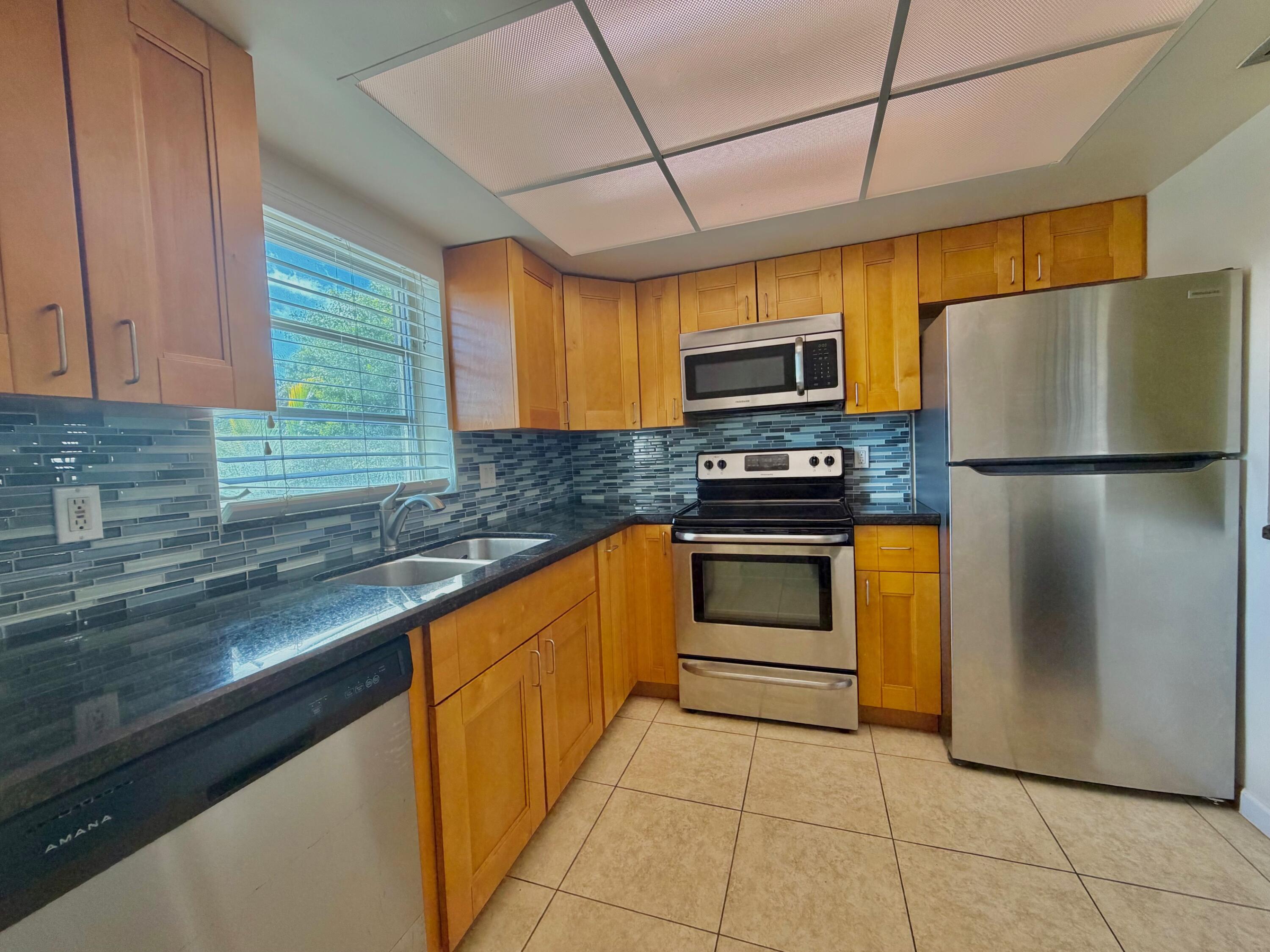 5811 Northeast 14th Road, Unit 4 Fort Lauderdale, FL 33334 - Photo 8 of 29 IMG_6200