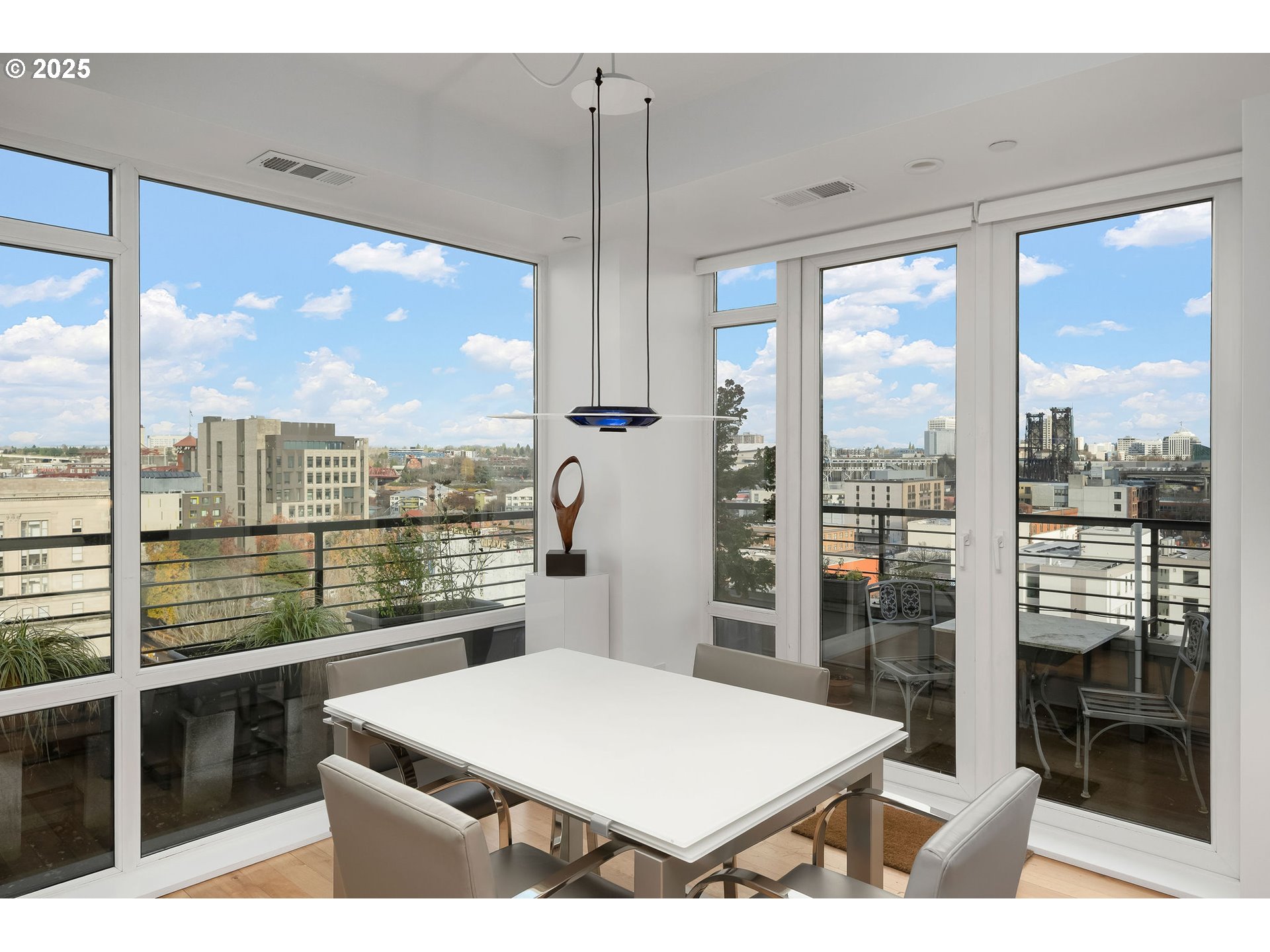 300 Northwest 8th Avenue, Unit 902 Portland, OR 97209 - Photo 11 of 46 a room with window