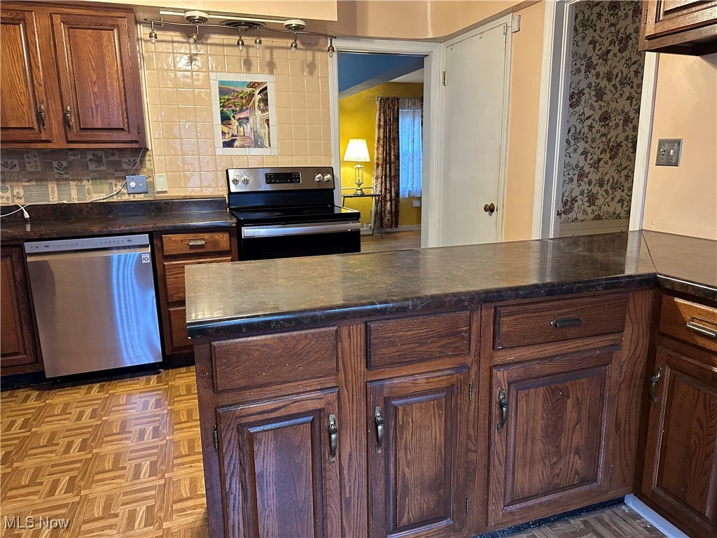 15892 Fenemore Road Cleveland, OH 44112 - Photo 24 of 48 Eat-in Kitchen
