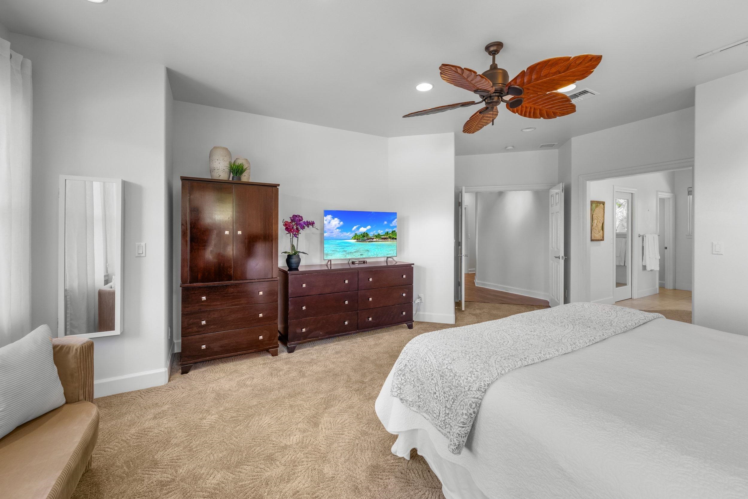 125 Kahana Makai Road Lahaina, HI 96761 - Photo 20 of 46 a bedroom with a bed and a cabinets