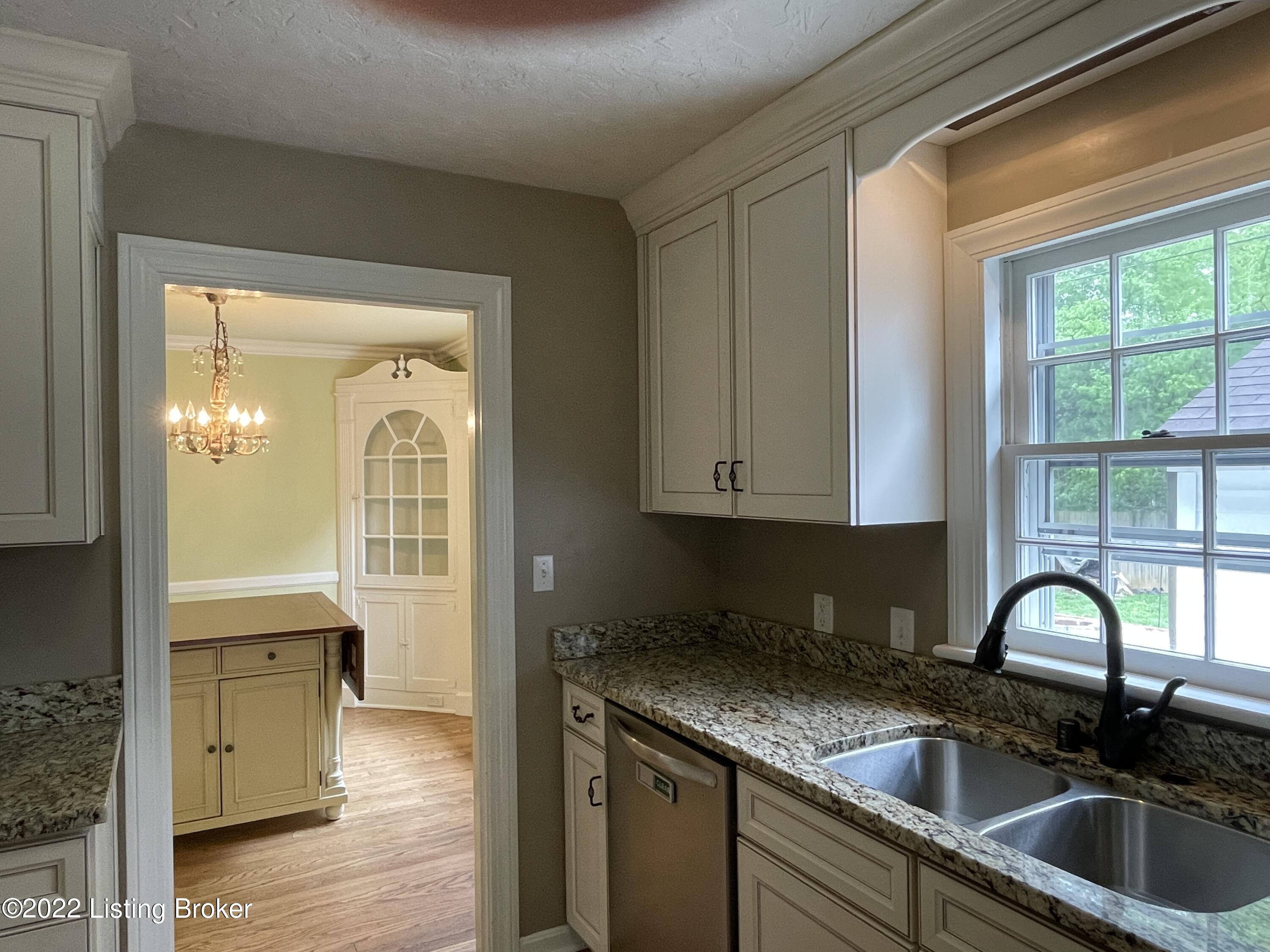 4300 Alton Road Louisville, KY 40207 - Photo 12 of 44 IMG_4479