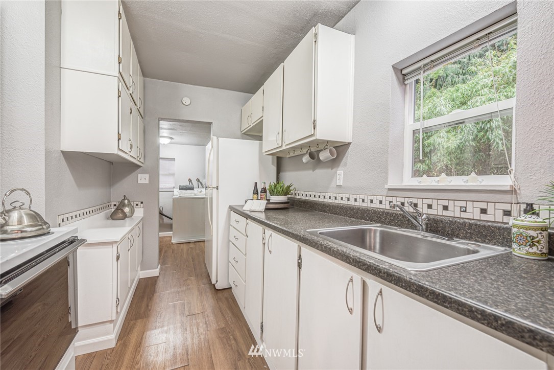 2426 Wickstrom Place Southwest Seattle, WA 98116 - Photo 9 of 25