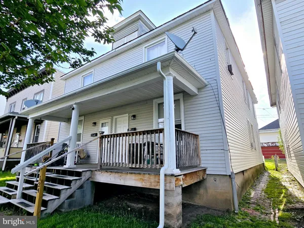 a view of a house with backyard and deck