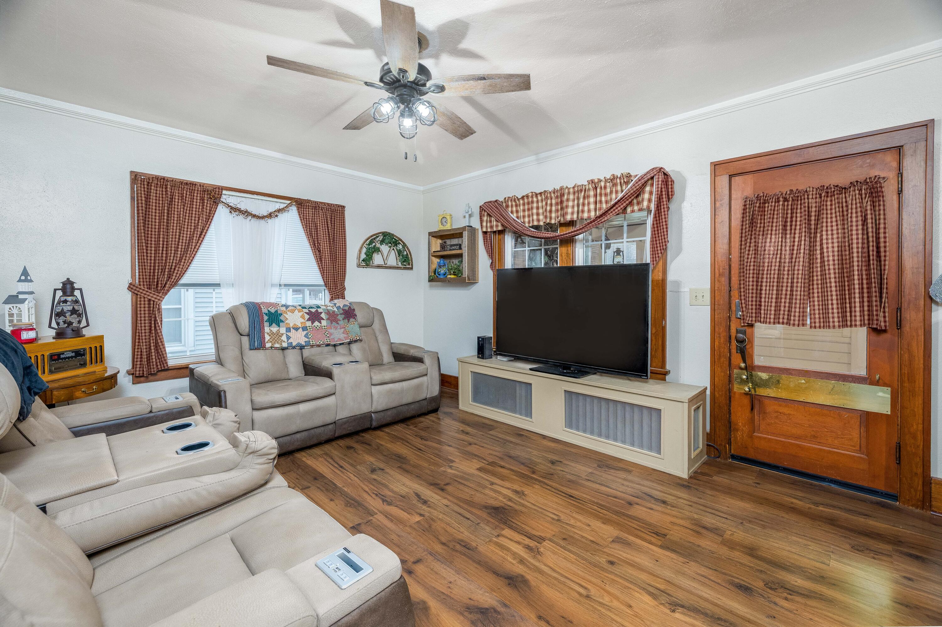 313 East Graham Street Kentland, IN 47951 - Photo 6 of 47 3000x1998