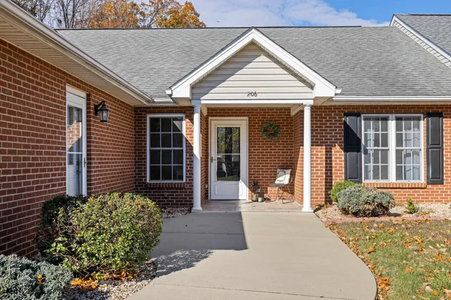 $379,900 | 206 Red Oaks Drive, Staunton, VA 24401