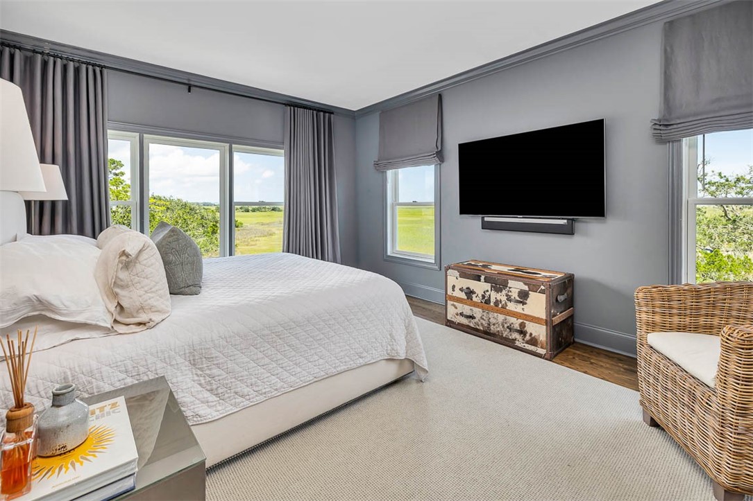 295 McIntosh Avenue St. Simons Island, GA 31522 - Photo 23 of 77 Primary bedroom