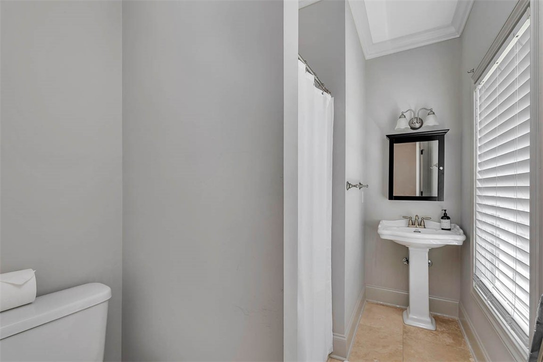 295 McIntosh Avenue St. Simons Island, GA 31522 - Photo 28 of 77 Guest bathroom