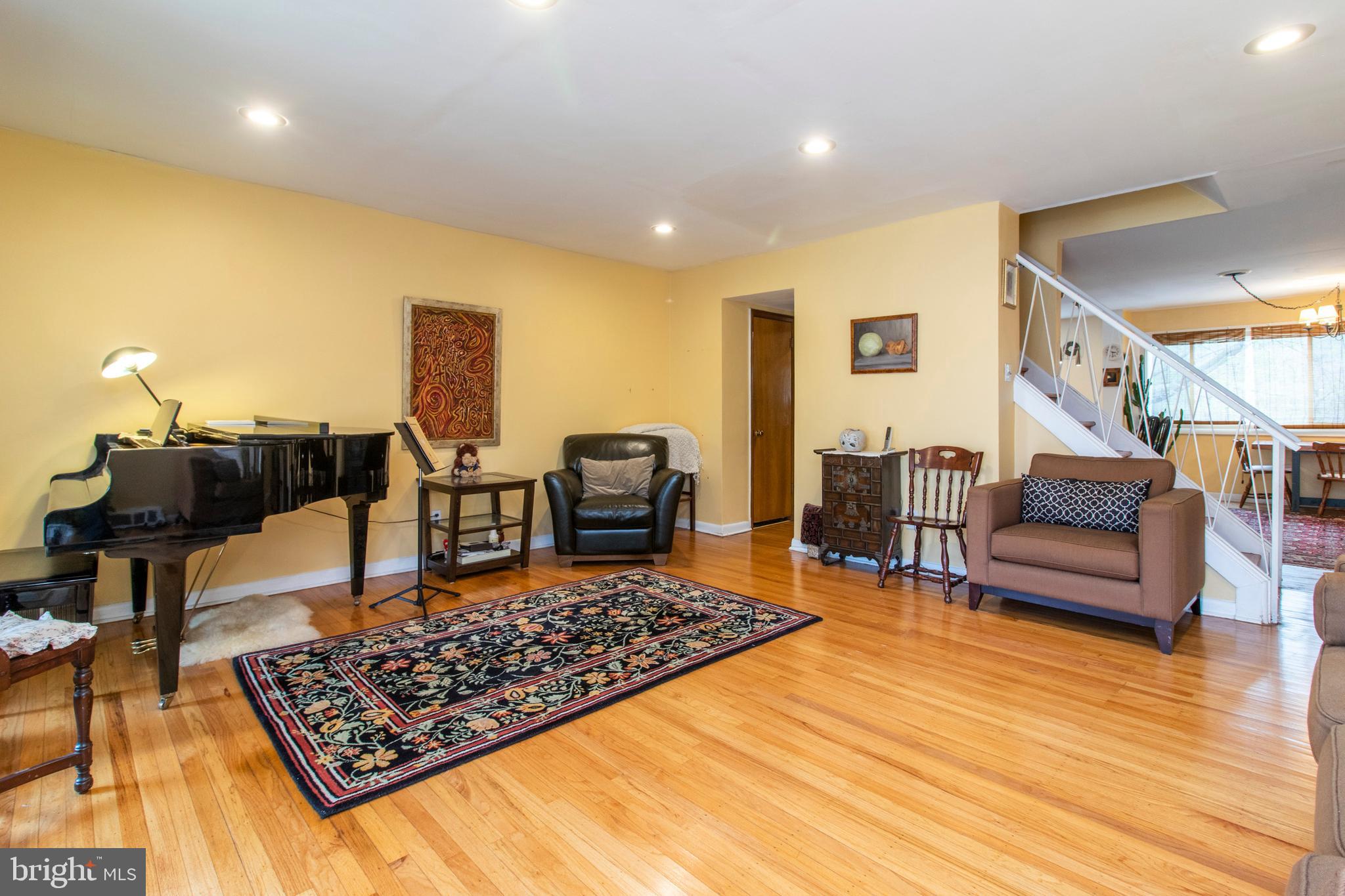 2745 East Country Club Road Philadelphia, PA 19131 - Photo 2 of 34 Living room