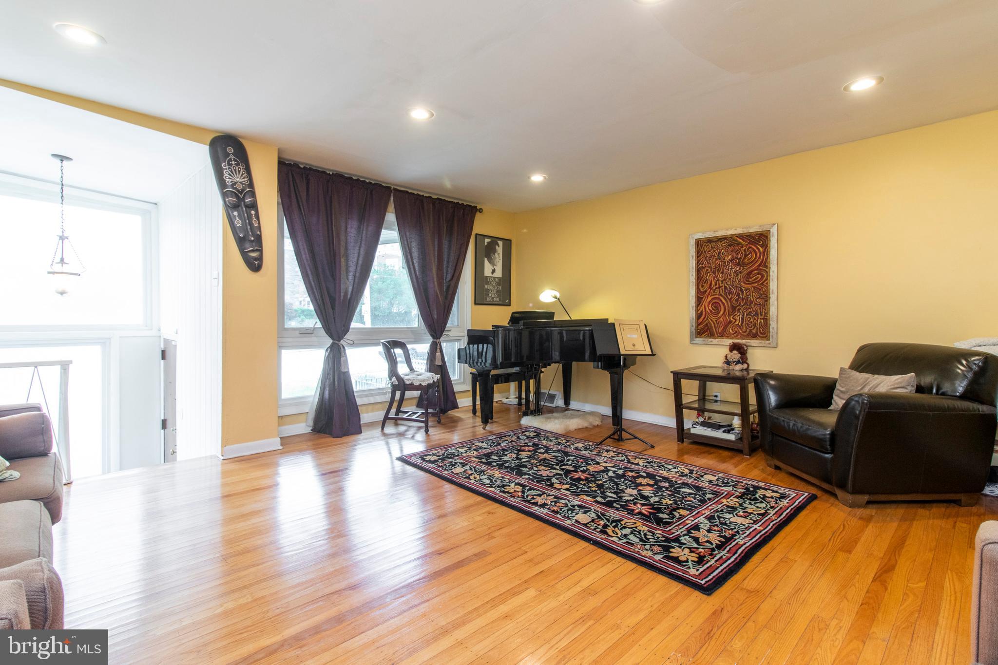 2745 East Country Club Road Philadelphia, PA 19131 - Photo 3 of 34 Living roo