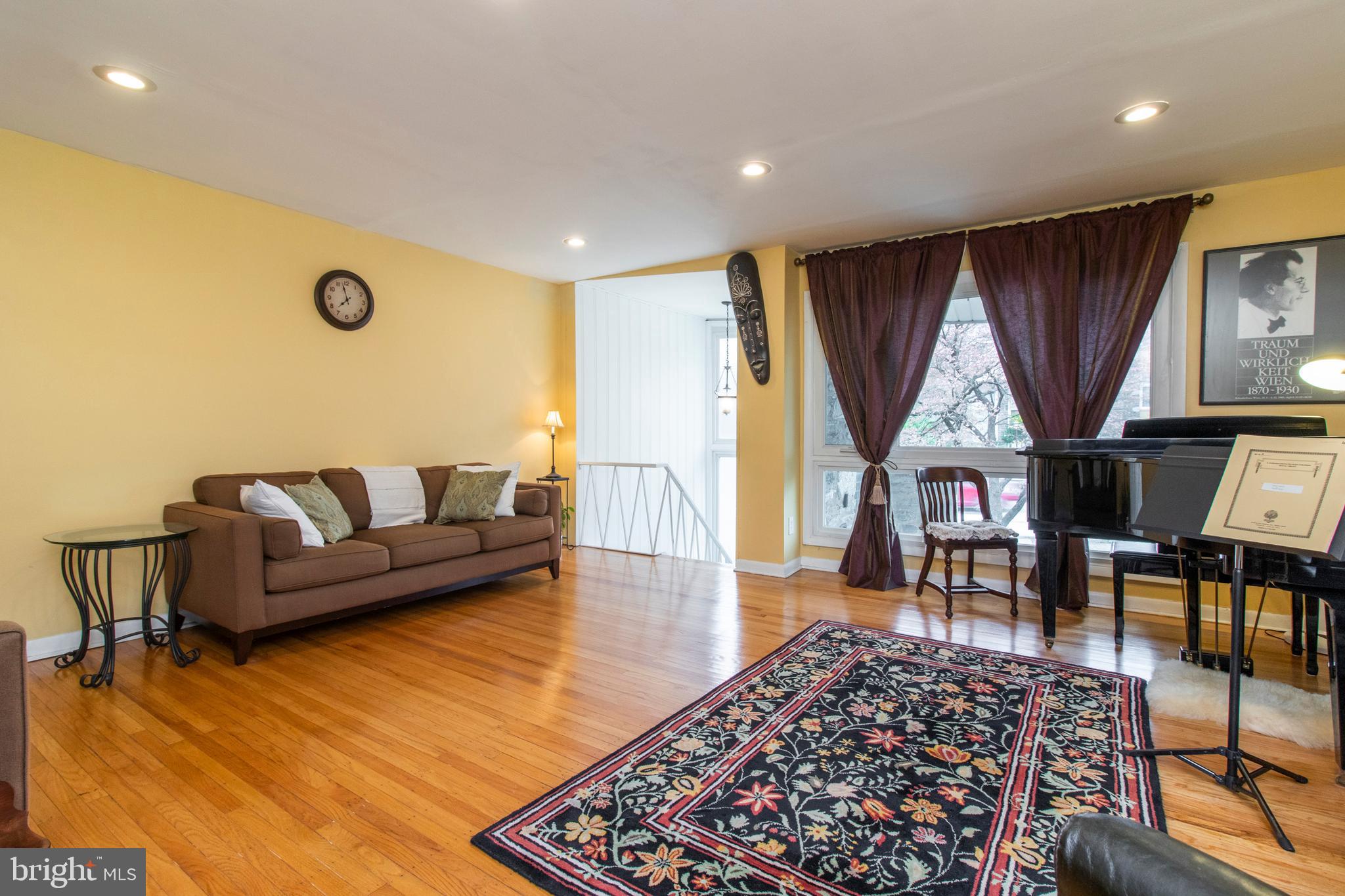 2745 East Country Club Road Philadelphia, PA 19131 - Photo 4 of 34 Living room