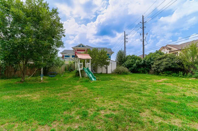 a view of house with a yard