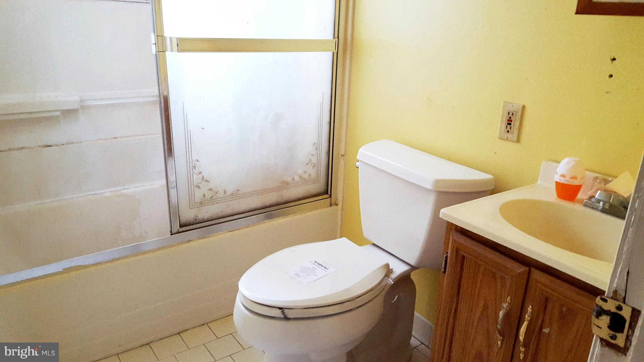 330 Stemmers Run Road Baltimore, MD 21221 - Photo 8 of 18 Bath